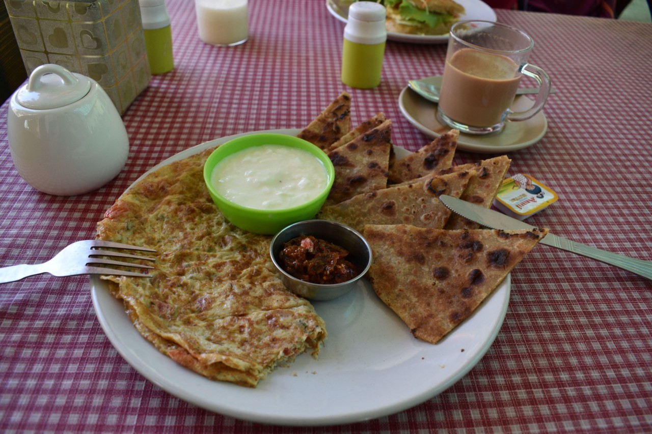 Parata mit Omelette, Yoghurt und Mixed Pickles